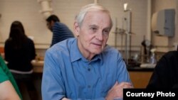 លោក Robert Bob Lieberman គឺជា​អ្នក​ដឹកនាំ និង​ជាផលិតករ​នៃ​ខ្សែភាពយន្តឯកសារ​ដែល​មាន​ចំណង​ជើង​ថា “Angkor Awakens: A Portrait of Cambodia” ដែល​ជា​ភាសា​ខ្មែរ​ថា៖ «អង្គរ​ភ្ញាក់​ឡើង៖ ទិដ្ឋភាព​នៃ​ប្រទេស​កម្ពុជា»។ (រូបថតដោយ Cornell University)