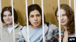 Tiga anggota band Rusia, Pussy Riot telah dinyatakan bersalah dan dijatuhi hukuman penjara dua tahun (foto: dok), sementara dua anggota band lainnya lari ke luar negeri.