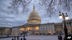 Suasana di sekitar Gedung Capitol, Washington DC, 21 Januari 2018. (Foto: dok). Senat Amerika telah menyetujui rancangan undang-undang anggaran $1,3 triliun untuk membiayai pemerintah federal hingga 30 September.
