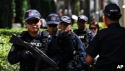 Polisi Singapura mengamankan hotel St. Regis, yang akan menjadi tempat bagi acara KTT antara Presiden AS Donald Trump dan pemimpin Korea Utara Kim Jong Un hari Selasa (12/6). 