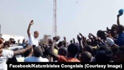 Kiongozi wa upionzani wa DRC Moïse Katumbi katikati ya wafuasi wake alipowasili mji wa mpakani wa Kasumbalesa hapo Ogusti 3 2018. (Facebook/Katumbistes Congolais)