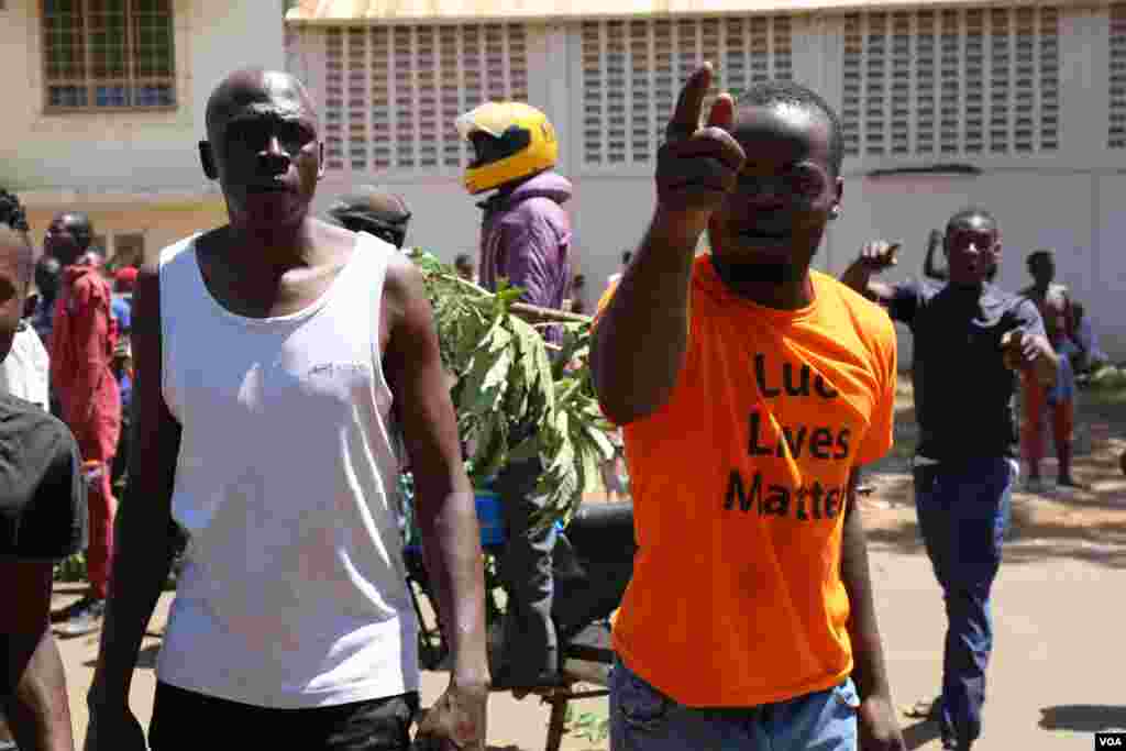 Protesters demonstrate outside electoral commission office in Kisumu, Kenya on October 6, 2017, ahead of the upcoming re-run presidential election. (VOA/J. Craig)