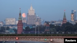 សូរ្យគ្រាស​​ត្រូវ​បាន​គេ​មើល​ឃើញ​នៅ​អគារ​វិមាន​ក្រឹមឡាំង និង​ទីស្នាក់ការ​ក្រសួង​ការបរទេស​រុស្ស៊ី​នៅ​ក្នុង​ទីក្រុង​មូស្គូ ប្រទេស​រុស្ស៊ី កាលពី​ថ្ងៃទី១៨ ខែកញ្ញា ឆ្នាំ២០២៤។