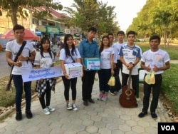 និស្សិត​ជំនាញ​កុំព្យូទ័រ​ប្រមូល​ថវិកា​និង​ចែក​អំណោយ​ដល់​ជន​ក្រីក្រតាម​សួន​ច្បារ​ជាប់​ស្ទឹង​សង្កែ​ក្នុង​ក្រុងបាត់ដំបង​ក្នុង​ឱកាស​ទិវា​នៃ​ក្តី​ស្រឡាញ់ កាល​ពី​ថ្ងៃ​ទី​១៤ ខែ​កុម្ភៈ​ ឆ្នាំ​២០១៧។ (សឹង សុផាត/VOA)