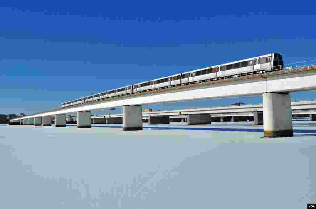 A metro train is seen running on a bridge over the frozen Potomac River in Arlington, Virginia. (Photo taken by Dimitris Manis/VOA Greek Service)