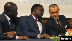 Menteri Pantai Gading untuk Uni Afrika, Adama Bictogo, presiden ECOWAS Desire Ouedraogo Kadre dan perwakilan tetap Perancis untuk PBB Gerard Araud dalam rapat dengan anggota DK PBB di Abidjan (Foto: dok).