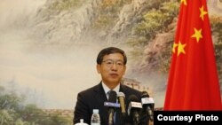 រូបឯកសារ៖ លោក​ Wang Wentian​ ​ឯកអគ្គរដ្ឋ​ទូត​ចិន​ប្រចាំ​កម្ពុជា ថ្លែងទៅកាន់​អ្នក​សារព័ត៌មាន​នៅ​ក្នុង​សន្និសីទ​សារព័ត៌មាន​មួយ​ស្តីពីទំនាក់ទំនង​រវាង​កម្ពុជា​និង​ចិន នៅ​ស្ថានទូត​ចិន​ប្រចាំ​កម្ពុជា រាជធានី​ភ្នំពេញ ថ្ងៃទី១៧ ខែមករា ឆ្នាំ២០១៩។ (រូបថតដោយស្ថានទូតចិនប្រចាំកម្ពុជា)