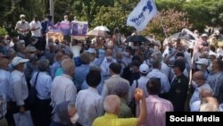 تجمع گروهی از کارمندان و خلبانان بازنشسته هواپیمایی هما