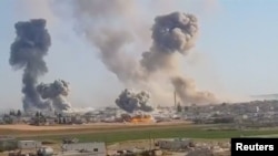 Gumpalan asap mengepul dari sebuah lokasi yang disebut Khan al Subul, provinsi Idlib, Suriah, menyusul serangan udara, 28 Mei 2019. (Foto: White Helmets via REUTERS).