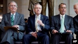 参议院共和党领袖麦康奈尔（左），民主党领袖里德（中）和众议院议长贝纳（资料照片）