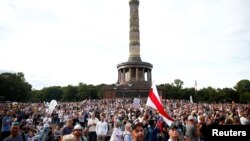 ក្រុម​បាតុករ​តវ៉ា​ប្រឆាំង​នឹង​វិធានការ​រឹតត្បិត​របស់​រដ្ឋាភិបាល​អាល្លឺម៉ង់​ក្នុង​ការ​បង្ការ​ជំងឺ​កូវីដ១៩ ក្នុង​ទីក្រុង​ប៊ែរឡាំង ថ្ងៃទី២៩ ខែសីហា ឆ្នាំ​២០២០។