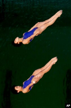 브라질 리우올림픽에 출전한 북한의 김국향, 김미래 선수가 9일 여자 싱크로나이즈드 다이빙 10m 플랫폼 결승경기를 펼치고 있다. 합계 4위로 메달 획득에는 실패했다.