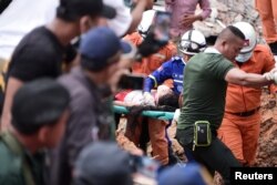 ក្រុម​អ្នក​ជួយ​សង្គ្រោះ​កំពុង​ដឹក​ជញ្ជូន​កម្មការិនីម្នាក់ដែល​នៅ​រស់រាន​មានជីវិត​ពី​ហេតុការណ៍​បាក់​អគារ​នៃ​សំណង់ការដ្ឋានមួយ​កន្លែង​ នៅ​ខេត្ត​ព្រះសីហនុ កាលពី​ថ្ងៃទី២២ ខែមិថុនា ឆ្នាំ២០១៩។