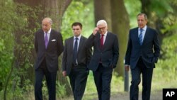 Dari kiri ke kanan: Menteri Luar Negeri Perancis, Laurent Fabius, Menlu Ukraina Pavlo Klimkin, Menlu Jerman Frank-Walter Steinmeier dan Menlu Rusia Sergey Lavrov sebelum pembicaraan di Berlin (17/8). (AP/Steffi Loos)
