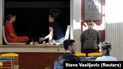 Kafić u Podgorici snimljen 25. maja 2020, kada je u Crnoj Gori proglašen kraj epidemije koronavirusa. (Foto: Rojters/Stevo Vasiljević)