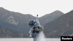 북한 관영언론이 지난 4월 김정은 국무위원장이 참관한 가운데 잠수함발사 탄도미사일(SLBM) 수중시험발사를 실시했다며 공개한 사진 (자료사진)