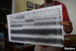 Petugas menunjukkan hasil seismograf Gunung Anak Krakatau, sesaat sebelum tsunami menerjang Selat Sunda, di Pasauran, Serang, Banten, 25 Desember 2018. (Foto: Antara via Reuters)