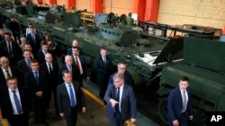 დმიტრი მედვედევი, რუსეთის უსაფრთხოების საბჭოს თავმჯდომარის მოადგილე, ათვალიერებს ტანკების მწარმოებელ ქარხანას რუსეთის ქ. კურგანში. 11 ნოემბერი, 2022 წ.