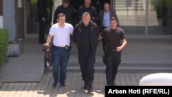 Kosovska policija prati svoje kolege nakon što su uhapšeni u današnjoj velikoj akciji