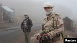 Fighters of the anti-Houthi Popular Resistance Committee secure a highway road linking Yemen's capital, Sana'a, with southern provinces, May 5, 2015. 