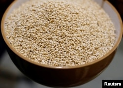 Semangkuk biji Quinoa di dapur restoran "Go Green" di La Paz, Bolivia, 2 Februari 2018.