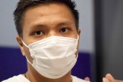 Pyae Lyan Aung, penjaga gawang pengganti tim nasional Myanmar yang memberi hormat tiga jari saat pertandingan kualifikasi Piala Dunia 2022 pada akhir Mei, berbicara di Bandara Internasional Kansai di Prefektur Osaka, Jepang pada Kamis, 17 Juni 2021. (Foto