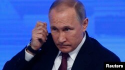 រូបឯកសារ៖ ប្រធានាធិបតី​រុស្ស៊ី លោក Vladimir Putin ចូលរួម​ក្នុង​សន្និសីទ​សារព័ត៌មាន​ចុង​ឆ្នាំ​របស់​លោក​ក្នុង​ទីក្រុង​មូស្គូ ប្រទេស​រុស្ស៊ី កាលពី​ថ្ងៃទី២៣ ខែធ្នូ ឆ្នាំ២០១៦។