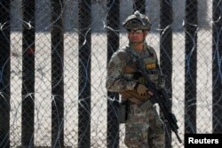 멕시코 티후아나와 접한 미국 캘리포니아주 샌디에이고 국경에서 세관국경보호국 요원이 근무하고 있다. (자료사진)