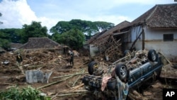 Regu penyelamat melakukan pencarian korban yang terdampak paling parah akibat banjir bandang di Garut, Jawa Barat, 21 September 2016 (AP Photo).