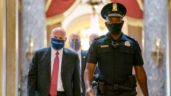 Louis DeJoy (hagu) tare da wani dan sanda (dama) bayan ya gama tattaunawa da kakakin majalisar wakilai, Nancy Pelosi