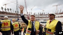 ប្រធាន​ FIFA លោក Sepp Blatter (រូប​ឆ្វេង) បក់​ដៃ​ដាក់​មនុស្ស​ម្នា​ក្នុង​ពេល​ធ្វើ​ទស្សនៈកិច្ច​ទៅ​កាន់​ស្តាត​មួយ​ក្នុង​ចំណោម​ស្តាត​ទាំង​អស់​សម្រាប់​ធ្វើ​ការ​ប្រកួត​ World Cup ក្នុង​ឆ្នាំ២០១០ ដែល​ស្តាត​នោះ​មាន​ទីតាំង​នៅ​ក្រុង Cape Town កាលពី​ថ្ងៃច័ន្ទ ទី១៥ ខែកញ្ញា ឆ្នាំ២០០៨។