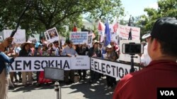 FILE: Cambodian Americans across the Untied States gathered together in front of the State Department to demand the Cambodian government to respect human rights and ensure free and fair elections in 2018, in Washington DC, on September 15, 2017. The protest was in the wake of Kem Sokha's arrest on September 3, and they demand the Cambodian government to release him immediately. (VOA Khmer) 