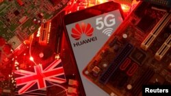 រូបឯកសារ៖ ទង់ជាតិប្រទេសអង់គ្លេស និងទូរសព្ទស្មាតហ្វូនម៉ូដែល Huawei ជាមួយនឹងស្លាកសញ្ញា 5G។ 