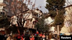 터키('튀르키예'로 국호 변경) 하타이주 지진 발생 현장에서 21일 구조대가 시신을 수색하고 있다.