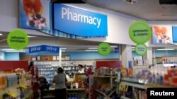 Seorang pelanggan menunggu di kasir Apotek CVS di Pasadena, AS, 2 Mei 2020. (Foto: Reuters)