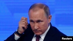 Presiden Rusia Vladimir Putin pada saat menghadiri konferensi pers akhir tahun di Moscow, Rusia, 23
Desember 2016.