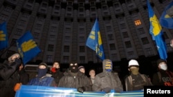 Protesters block the Ukrainian Cabinet of Ministers building in Kyiv, December 2, 2013.