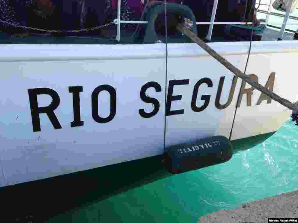 Le navire espagnol &quot;Rio Segura&quot;, Pozzallo, Sicile, 7 octobre 2015 (Nicolas Pinault/VOA).