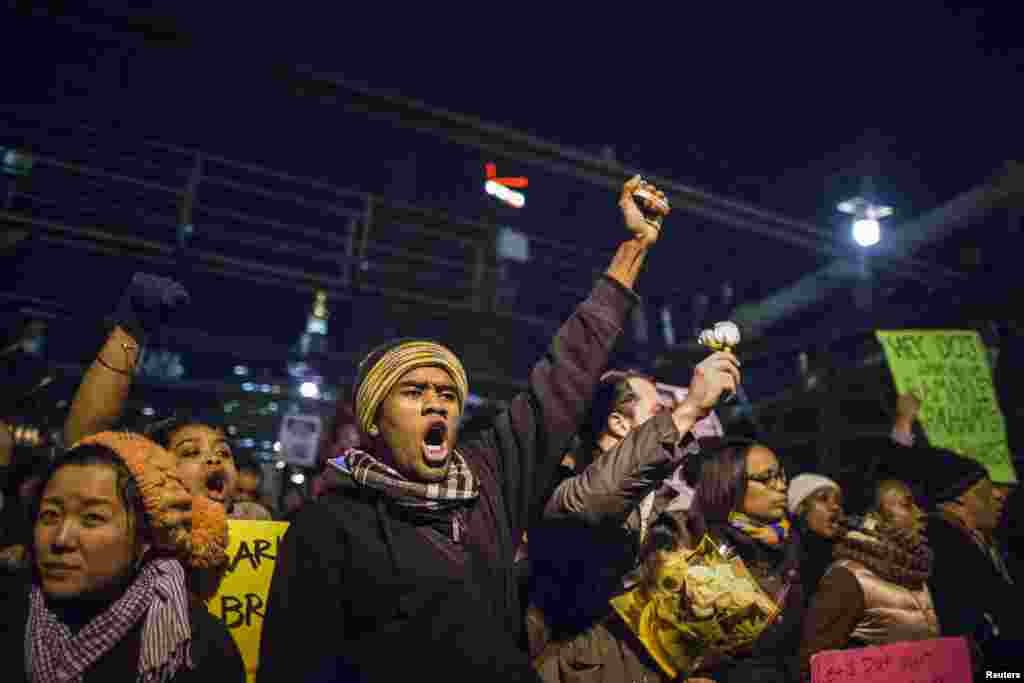 Protesters, demanding justice for Eric Garner, cross the Brooklyn Bridge in New York City, Dec. 4, 2014.