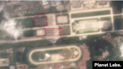 북한 평양 미림비행장 북쪽의 열병식 훈련장을 촬영한 8월30일자 위성사진. 북한 병력들과 차량들이 집결한 모습을 볼 수 있다. 사진=Planet Labs.
