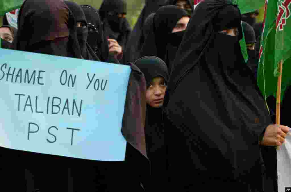 Women supporters of Pakistan Sunni Tehreek protest to condemn the attack on Malala Yousufzai, Islamabad, Pakistan, October 14, 2012.