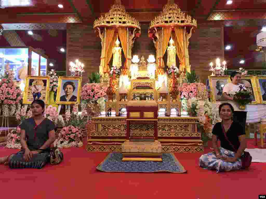 ពលរដ្ឋ​ខ្មែរ​ដែល​កំពុង​ធ្វើការ​នៅ​ប្រទេស​ថៃ កំពុង​ថត​រូប​ក្នុង​ពិធី​បុណ្យ​ភ្ជុំបិណ្ឌ​ នៅ​វត្ត​ស៊ីសុដារ៉ាម ក្នុង​ទីក្រុង​បាងកក នៅ​ថ្ងៃទី​២២​ ខែ​កញ្ញា ឆ្នាំ​២០១៩។ (កាន់ វិច្ឆិកា/VOA)