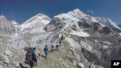 Para pendaki mendekati kemah pemberhentian di gunung Everest, Nepal, 22 Februari 2016 (Foto: dok).