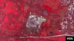 Foto satelit lumpur lahar di Sidoarjo, Jawa Timur yang ditunjukkan oleh area warna merah (foto: NASA, 20 Oktober 2009).