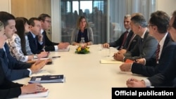 Dijalog delegacija Srbije i Kosova, predvođenih predsednicima Aleksandrom Vučićem i Hašimom Tačijem, uz posredovanje visoke predstavnice EU za spoljnu politiku i bezbednost, Federike Mogerini, u Briselu, 24. juna 2018.