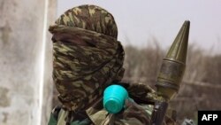 Un combattant Shebab dans un village de la région du Bas-Shabelle, au environs de Mogadiscio, le 17 février 2011.