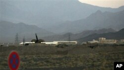 Anti-aircraft artillery are visible at Iran's nuclear enrichment facility in Natanz (2007 file photo).