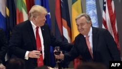 Le président des États-Unis, Donald Trump porte un toast avec le secrétaire général des Nations Unies, Antonio Guterres, lors d'un déjeuner à New York, le 25 septembre 2018.