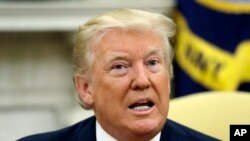 លោក​ប្រធានាធិបតី ដូណាល់ ត្រាំ ថ្លែង​ទៅ​កាន់​សារព័ត៌មាន​ បន្ទាប់​ពី​លោក John Kelly ប្រធាន​គ្រប់គ្រង​បុគ្គលិក​ថ្មី​របស់​សេតវិមាន​បាន​ស្បថ​នៅ​ក្នុង​ការិយាល័យ Oval Office កាលពី​ថ្ងៃទី៣១ ខែកក្កដា ឆ្នាំ២០១៧។