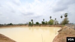 ស្រះ​ទឹក​មួយ​ដែល​ត្រូវ​បាន​ជីក​ដើម្បី​ផ្គត់​ផ្គង់​ទឹក​សម្រាប់​អ្នក​ភូមិ​អំពិល​ផ្អែម​ ស្រុកពញាឮ នៃ​ខេត្ត​កណ្ដាល​បន្ទាប់ពី​មាន​គ្រោះ​រាំង​ស្ងួត​អស់​រយៈ​ពេល​រាប់សិបខែ​កន្លង​មក​។រូបថត​នៅ​ថ្ងៃទី​១៣​ឧសភា​ឆ្នាំ​២០១៦។​(ឡេង ឡែន/VOA)